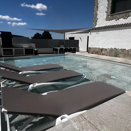 Oasis Entre Vinedos Cerca De Barcelona Con A A Y Piscina Climatizada * Caserio de Ca'n Rosell